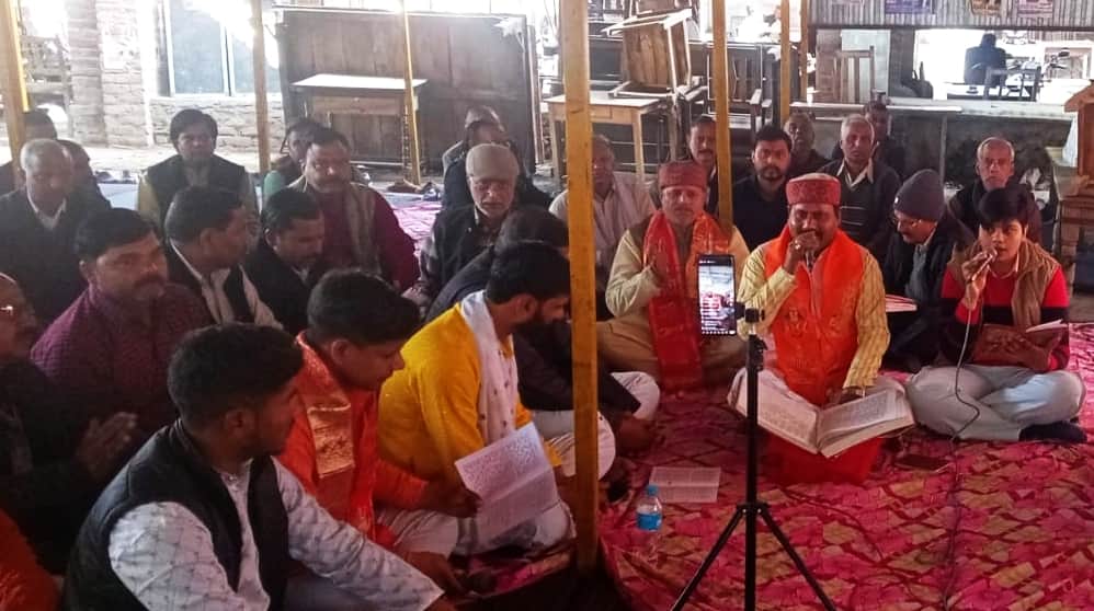 जलालाबाद तहसील में बार संघ की ओर से आयोजित कार्यक्रम में सुन्दरकाण्ड का पाठ करते अधिवक्ता। संवा