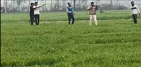 जमीनी विवाद में हुई फायरिंग का दृश्यफायरिंग के बाद विवादित प्लाट पर कारतूस ढ़ूंढ़ते ग्रामीण