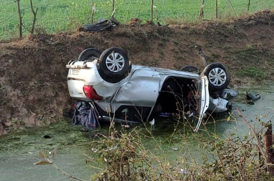Speeding car overturns in Chambal Canal, 4 passengers trapped, one dead