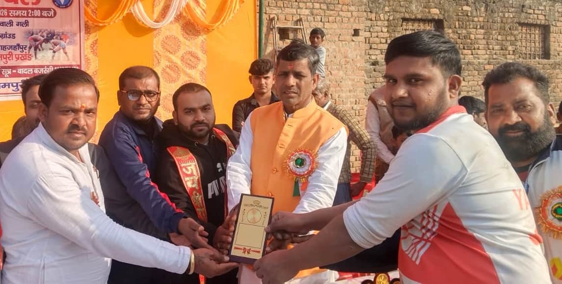 कलान में विहिप बजरंगदल परशुरामपुरी की ओर से आयोजित कबड्डी प्रतियोगिता में विजेता टीम को ट्रॉफी 