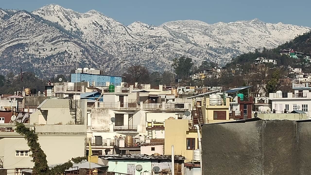 करीब एक दशक बाद पुंछ नगर के आस पास के बर्फ से लदे पहाड़ों का मनमोहक नजारा