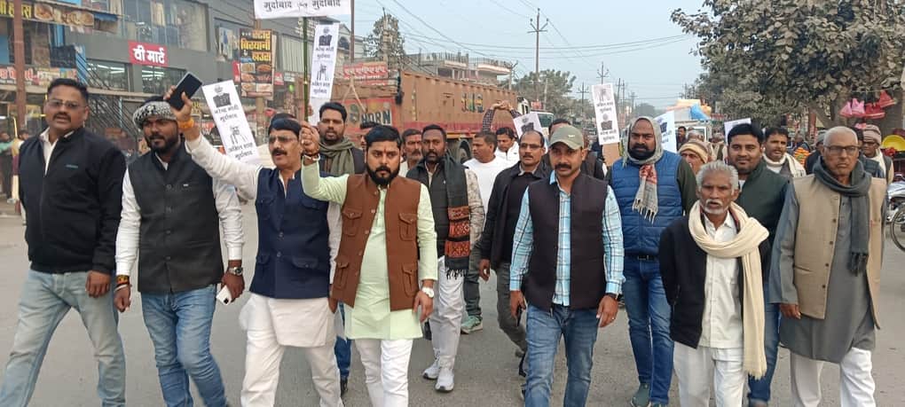 कासिमाबाद में यूजीसी बिल के विरोध में पैदल मार्च निकालते क्षत्रिय महासभा युवा के कार्यकर्ता। सं