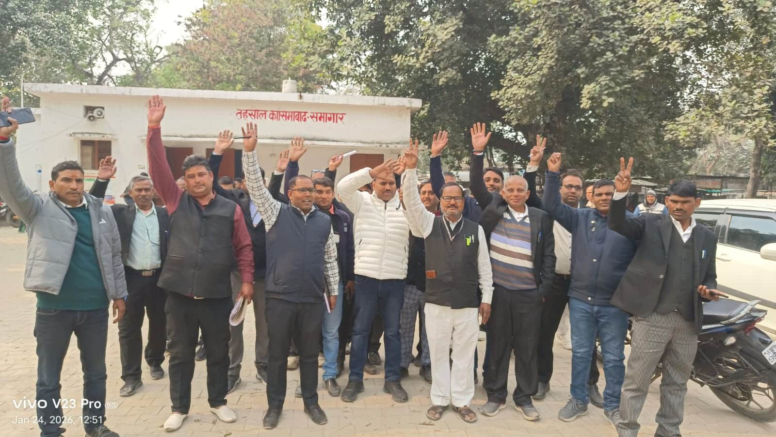 कासिमाबाद तहसील परिसर में प्रदर्शन करते अधिवक्ता। संवाद