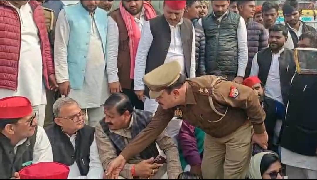 क्यामपुर टोल प्लाजा के पास धरने पर बैठे बलिया सांसद सनातन पांडेय का पैर छूते नगरा थानाध्यक्ष। श