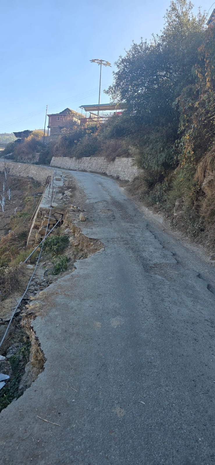 Riyuni-Khaganapul road on the verge of closure due to collapse of Dhanga