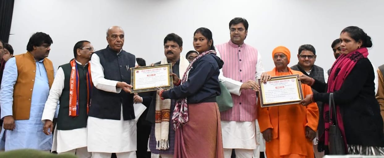 Siddharthnagar News : Benefits being given to the lowest income earners of the society