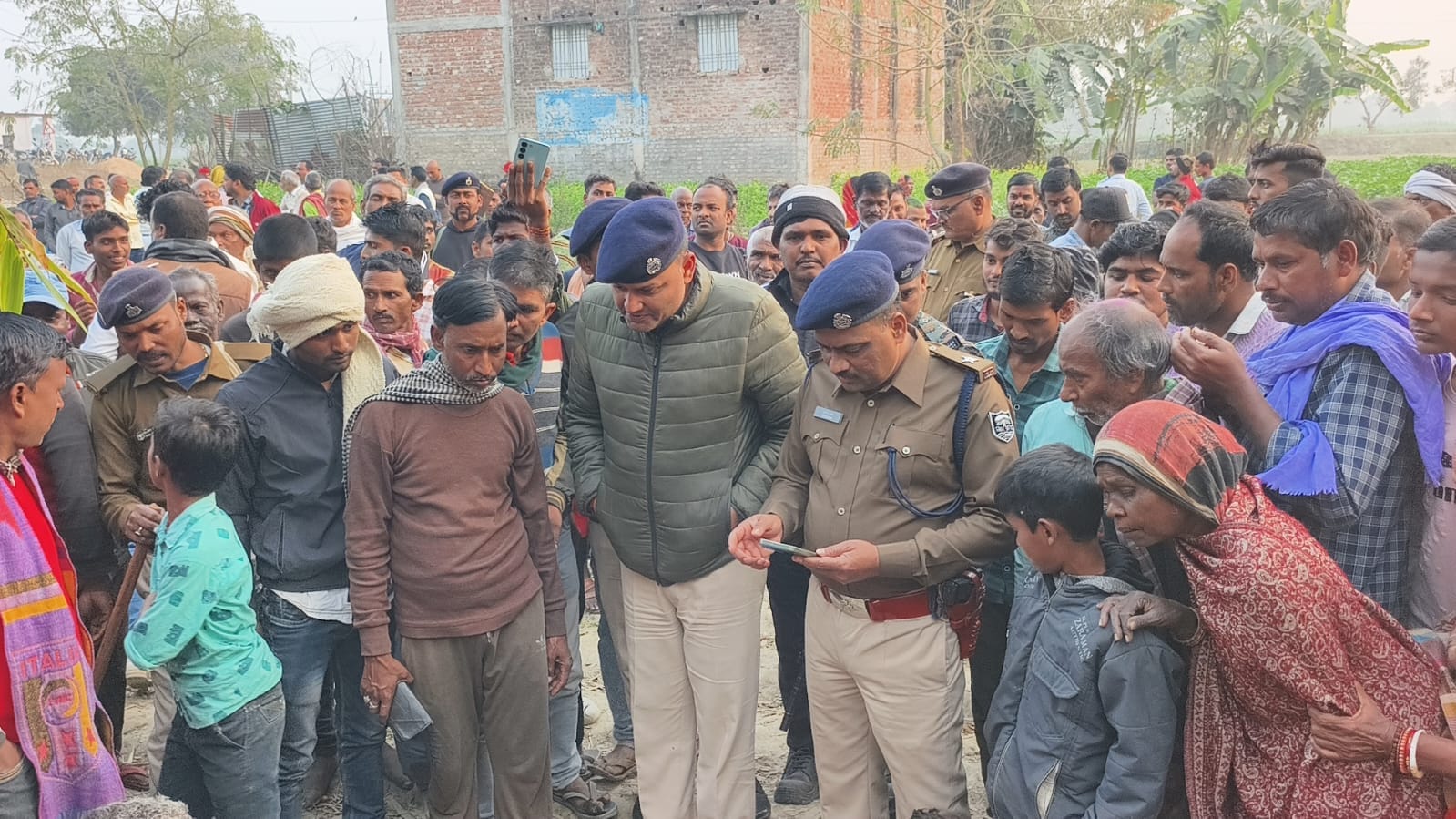 मौके पर मौजूद पुलिस और स्थानीय लोग