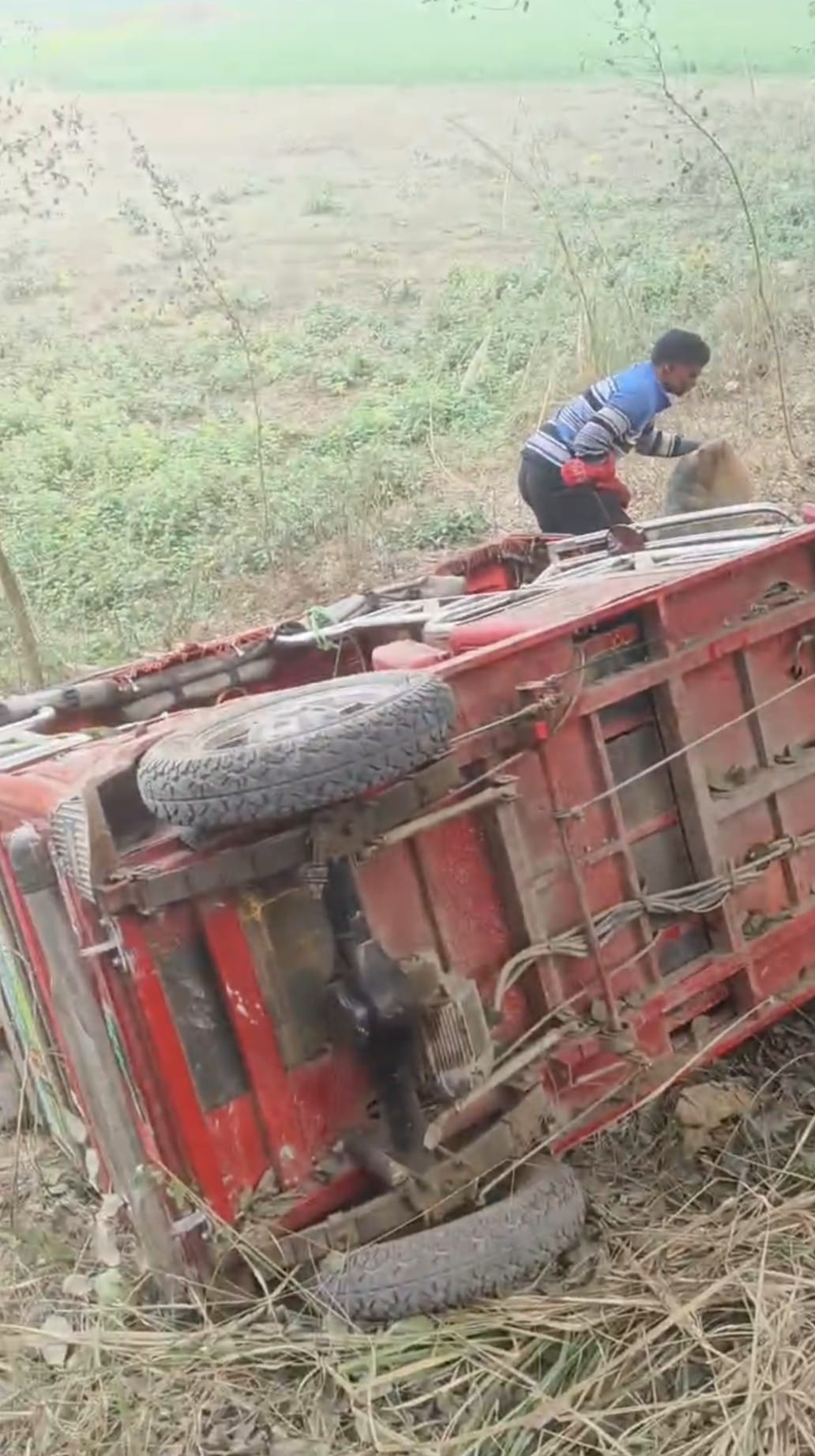 Vegetable-laden e-rickshaw overturns in ditch, woman injured