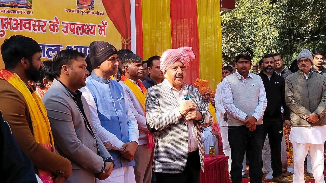 महंत आजादनाथ योगी की पुण्यतिथि पर पहुंचे मंत्री राव नरबीर सिंह लोगों को संबोधित करते। संवाद