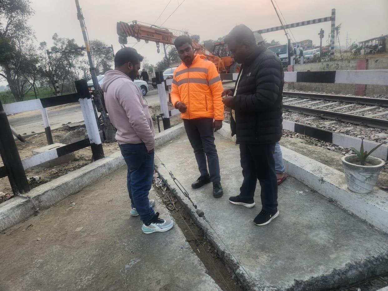 Traffic came to a standstill at the Malgaon railway crossing due to a broken boom barrier wire.