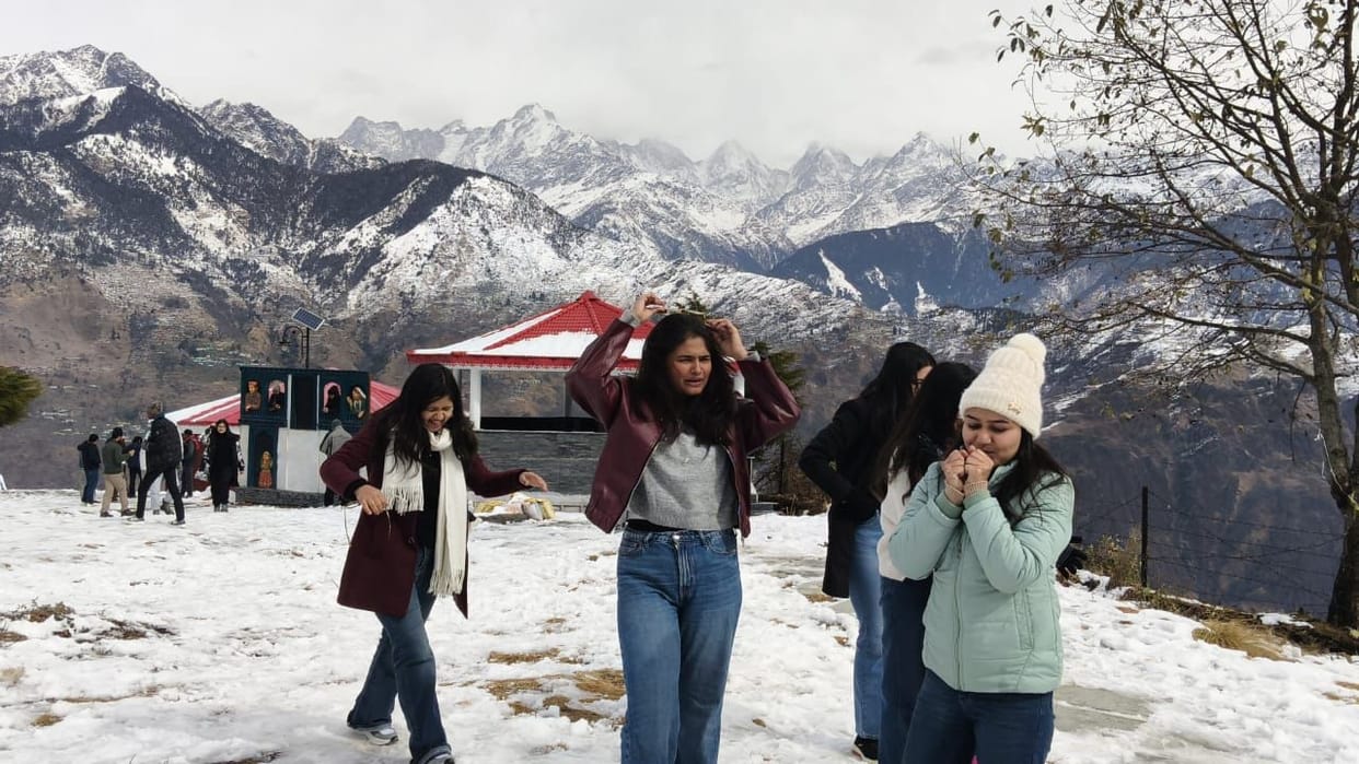 Tourists flocked to see the beautiful valleys of Himnagari.
