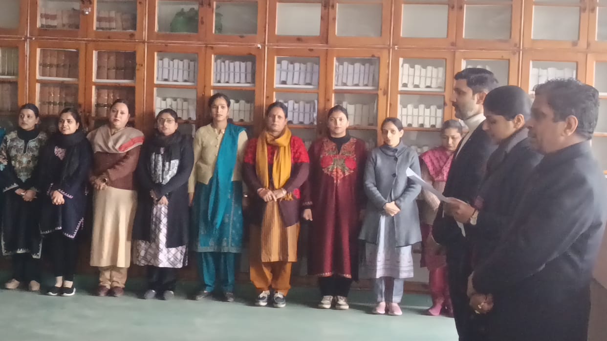 Judges, advocates and employees took the oath to vote in Nalagarh.