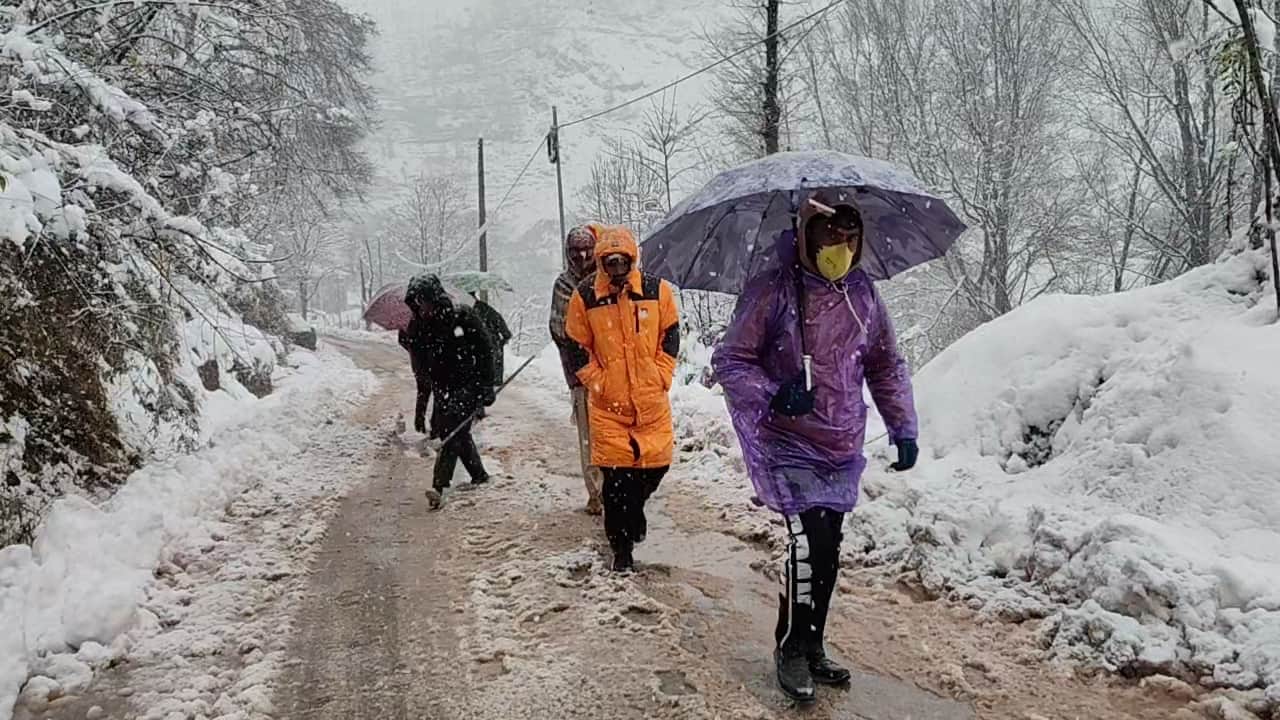 पुंछ जिले में दूसरे दिन भी सभी मुख्य सड़क मार्ग बंद रहने के कारण पैदल चलते लोग