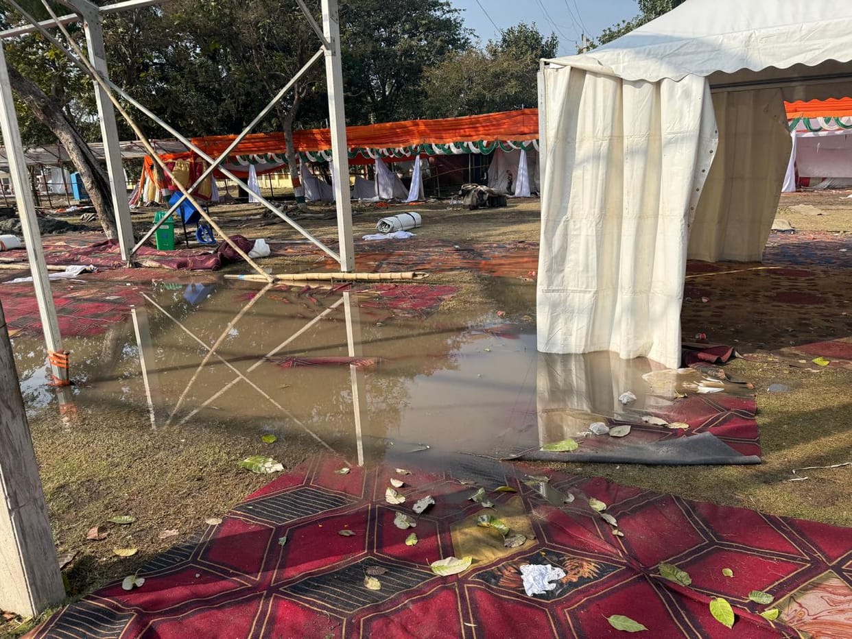 The artisans suffered losses due to rain and returned with their goods.
