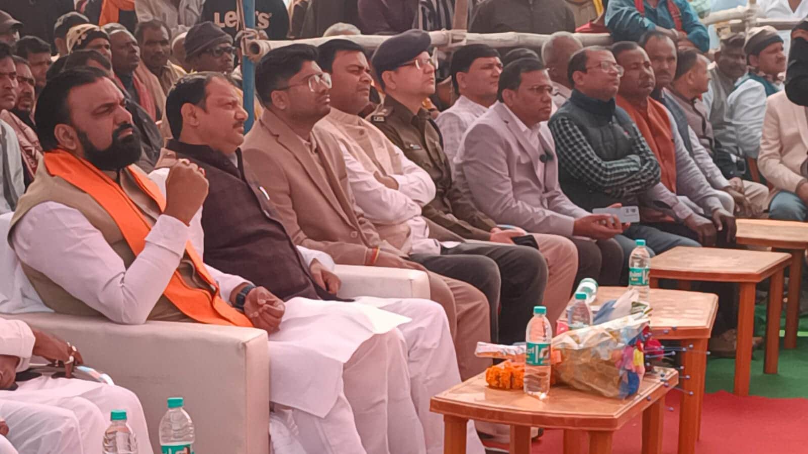 पीएम मोदी के मन की बात कार्यक्रम को सुनते डिप्टी सीएम सम्राट चौधरी तथा अन्य