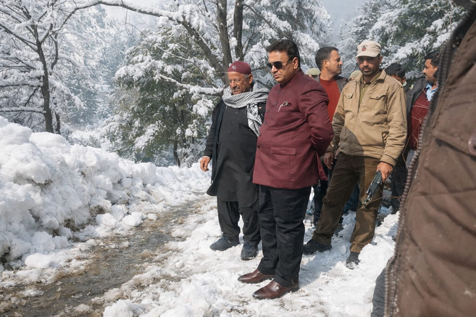 पूर्व मंत्री चौधरी जुल्फिकार अली ने बुधल दरहाल इलाके में सड़कें बंद होने पर गहरी चिंता जताई