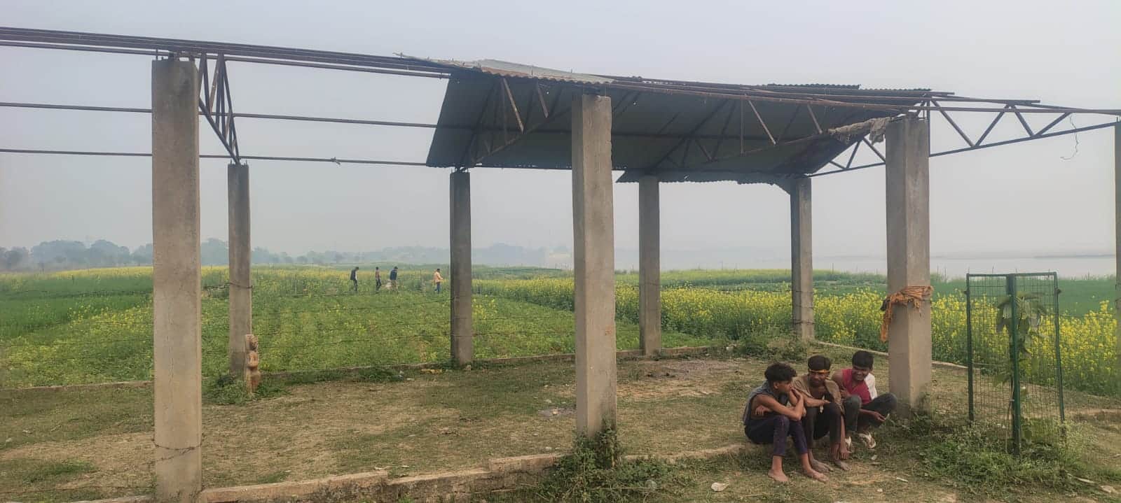 पटना गांव में बने अंत्येष्टि स्थल का टूटा टीनशेड व उगी झाड़ियां। संवाद