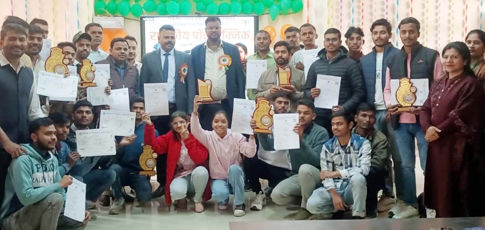 पुवायां के राजकीय पॉलीटेक्निक में अच्छे अंक प्राप्त करने के बाद खुशी मनाते छात्र-छात्राएं। स्रो