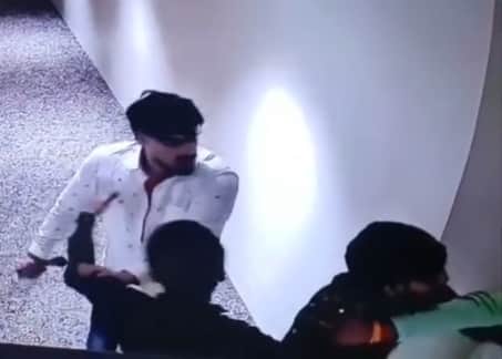 राज चौहान की हत्या के बाद उसका होटल के कमरे के बाहर मारपीट करते सीसीटीवी वीडियो वायरल हुआ है।वी