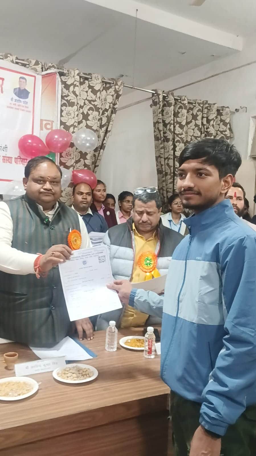 राजकीय पॉलीटेक्निक में छात्र को सम्मानित करते विधायक अरविंद सिंह। स्रोत: कॉलेज