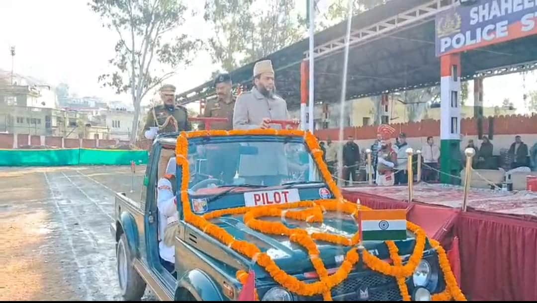 राजोरी गणतंत्र दिवस पर फुल ड्रेस रिहर्सल के दौरान परेड का निरिक्षण करते एडीडीसी स्रोर संवाद