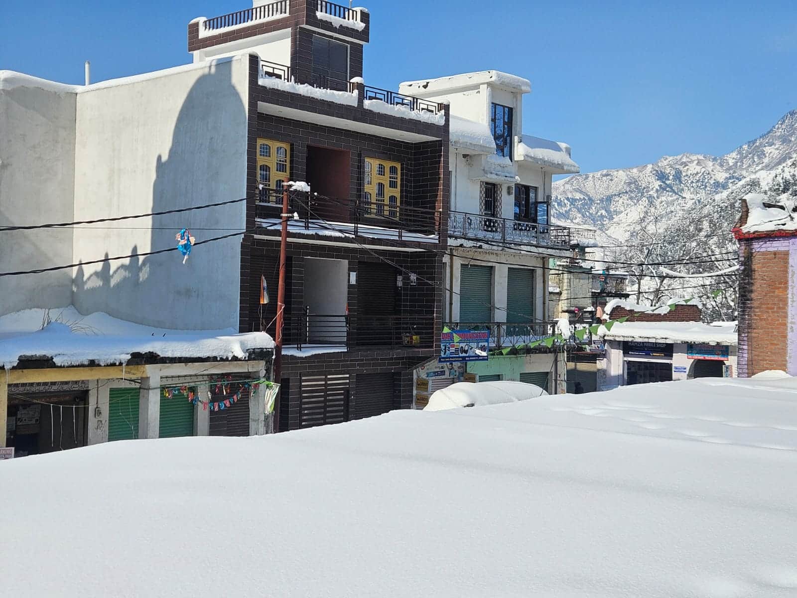 राजोरी के बुधल मे गिरी बर्फ के फोटो स्रोत स्थानीय लोग