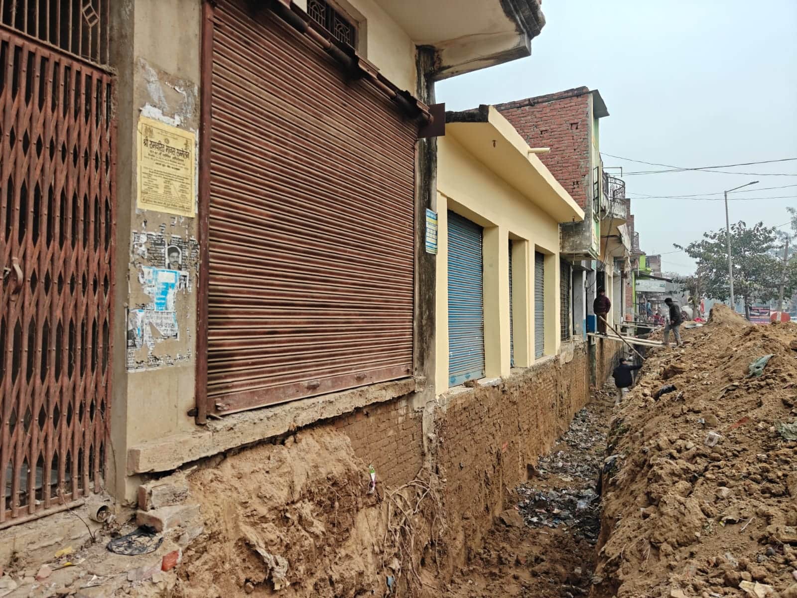 रुद्रपुर में घरों के आगे नाला निर्माण के लिए खोदा गया गड्ढा। संवाद