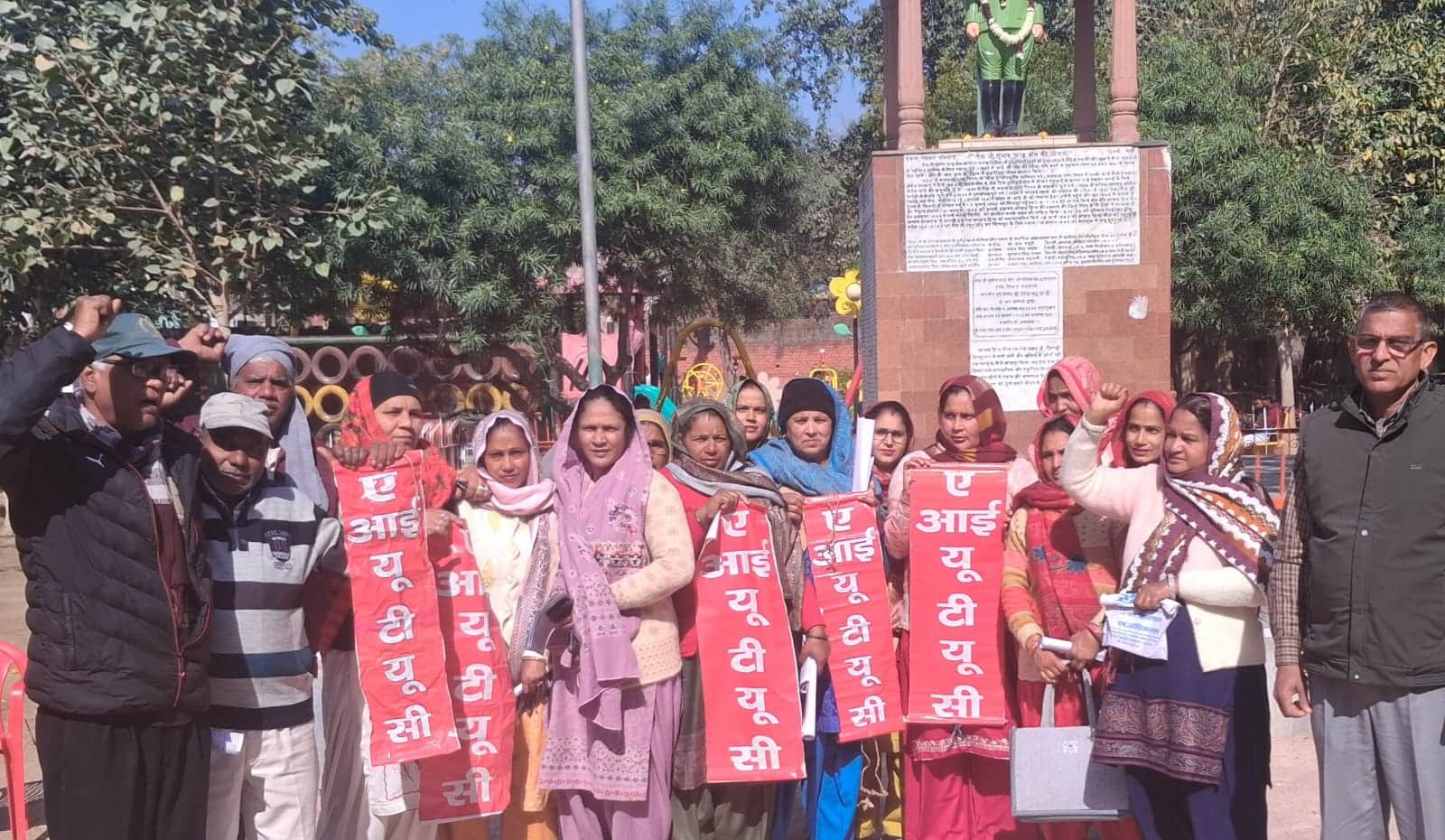 सुभाष चंद्र बोस पार्क में हड़ताल को लेकर जानकारी देते कर्मचारी। स्रोत : संगठन