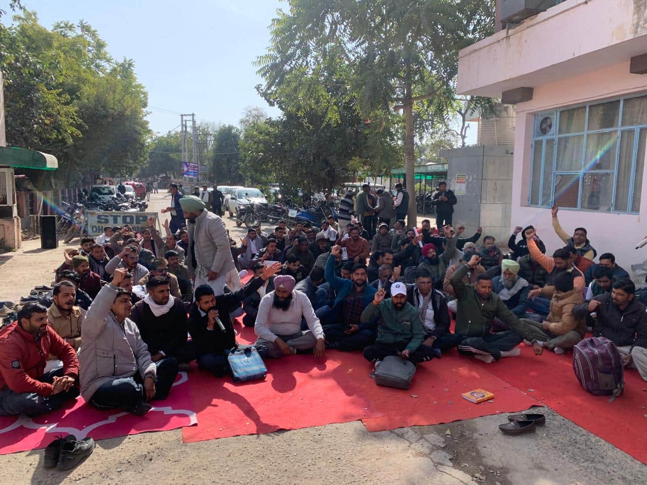 सिरसा। भारतीय मजदूर संघ के कर्मचारी प्रदर्शन करते हुए। संघ