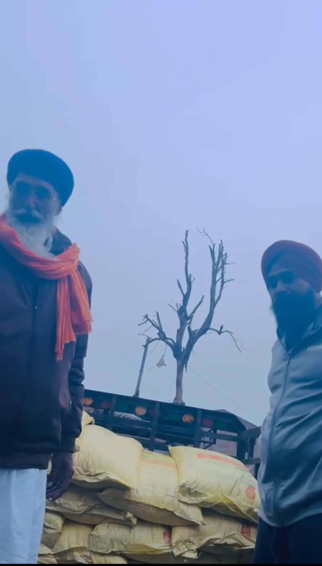 सिरसा किसान यूरिया का टाटा एस में स्टॉक दिखाते हुए। किसान