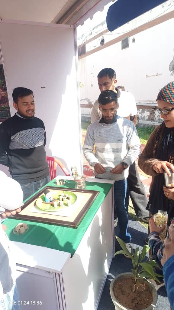 सिरसा सीड बॉल प्रोजेक्ट के बारे में जानते हुए महिला