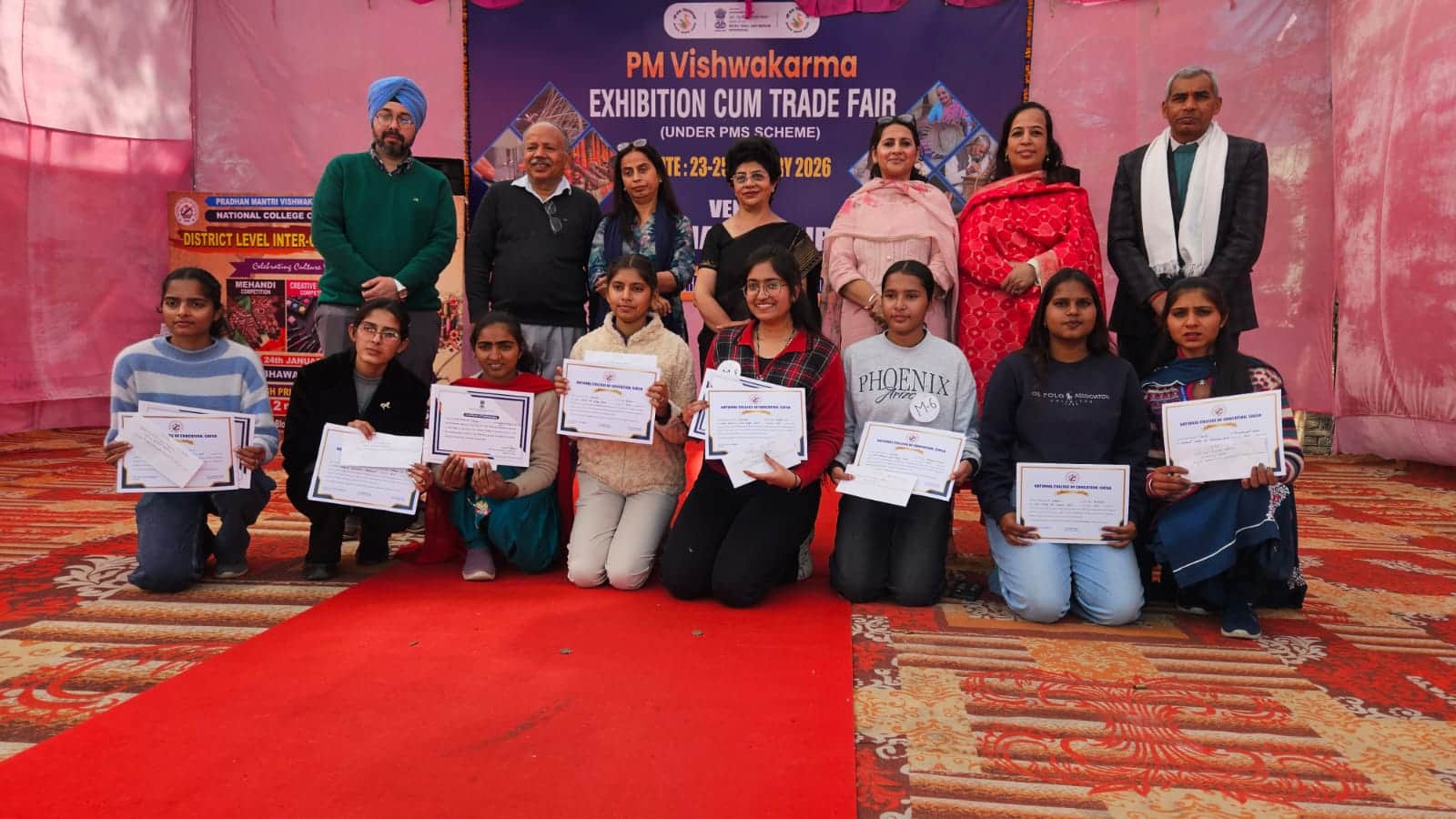 सिरसा।बाल भवन में आयोजित प्रदर्शनी के दौरान विजेता को सम्मानित करते हुए मुख्य अतिथि व अन्य। व