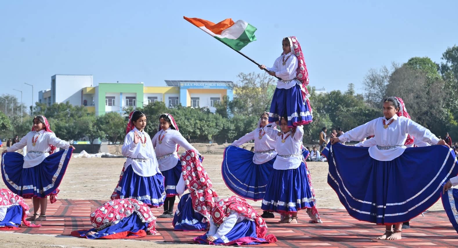 सिरसा।शहीद भगत सिंह स्टेडियम में फाइन रिहर्सल के दौरान प्रस्तुती देती छात्राएं। सूचना विभाग