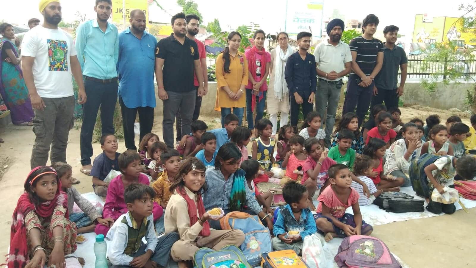 सिरसा।दिव्या सांवरिया व उनकी टीम बच्चों को पढ़ाने के दौरान मौजूद। स्वयं