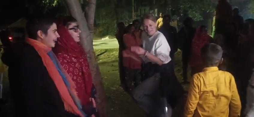 Bhojpur News: Spanish guest dances at Saraswati Puja pandal, Ara immersed in Bhojpuri devotion