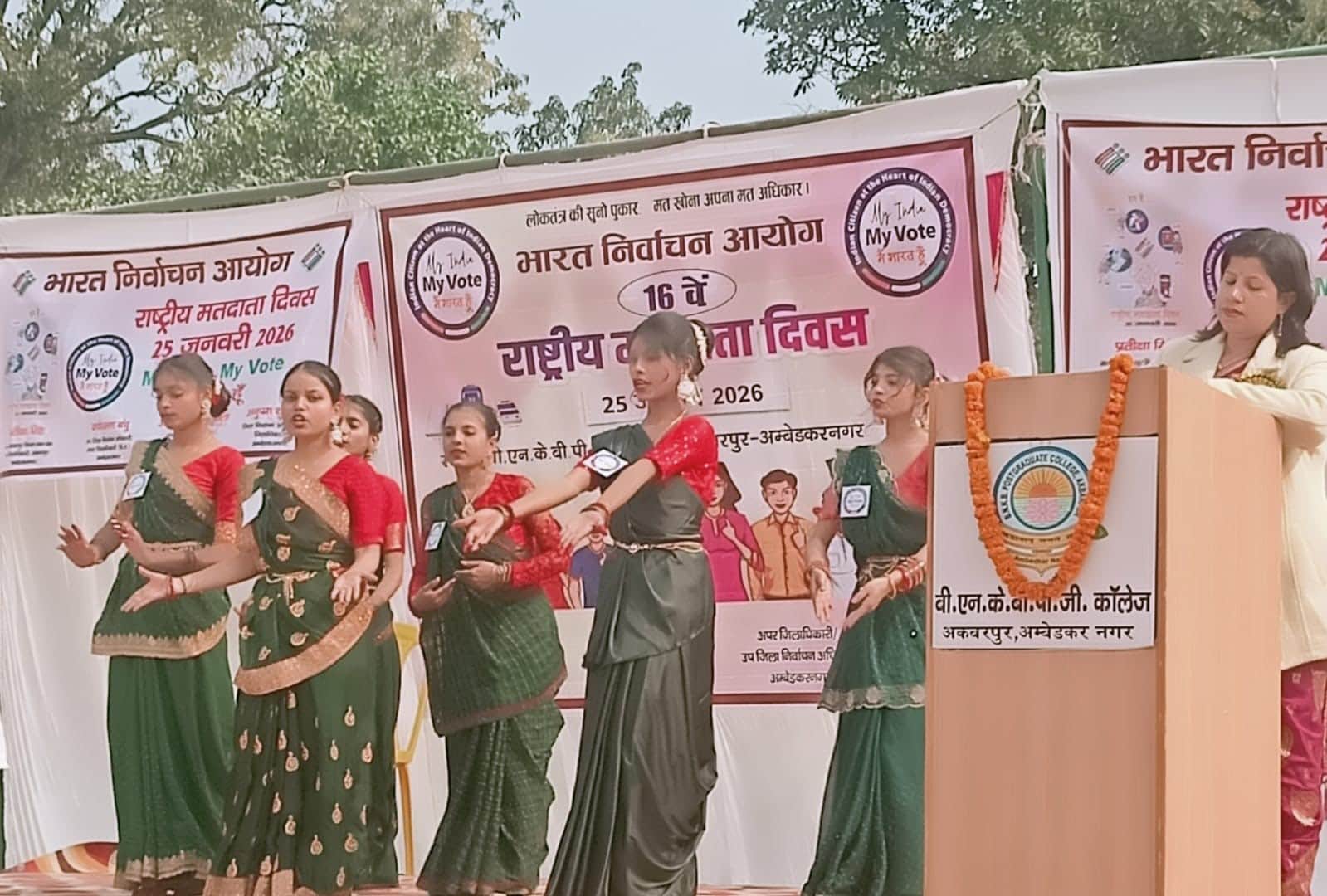 सांस्कृतिक कार्यक्रम प्रस्तुत करती छात्राएं। 