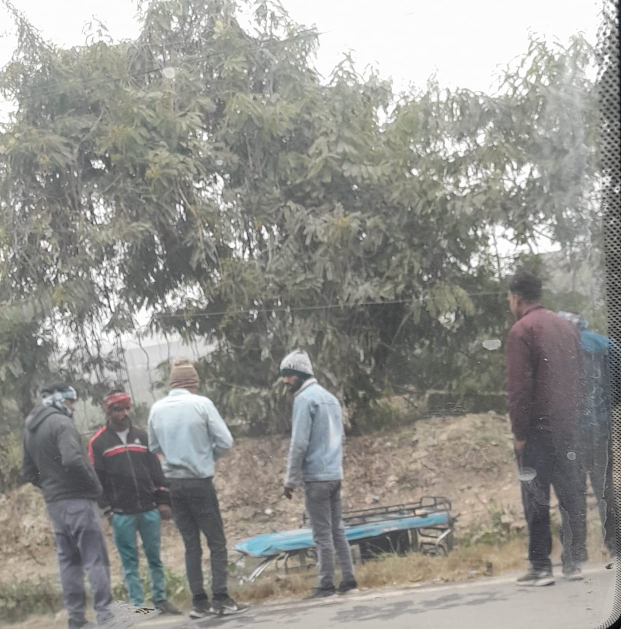 E-rickshaw falls into open drain, driver injured