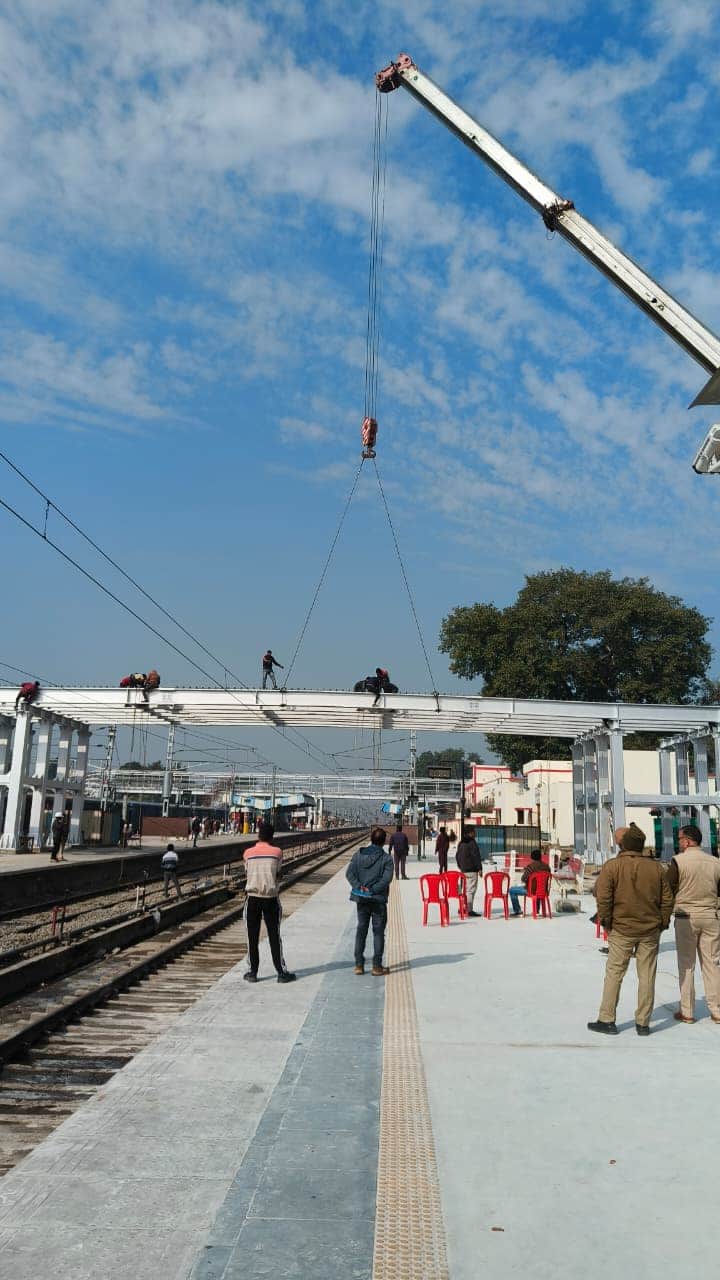 शाहजहांपुर में रेलवे स्टेशन पर क्रेन से गर्डर रखते रेलवे कर्मी। स्रोत: रेलवे