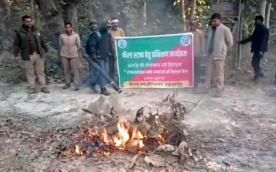 शाहजहांपुर वन क्षेत्र में माॅक ड्रिल करते वनकर्मी। स्रोत: विभाग