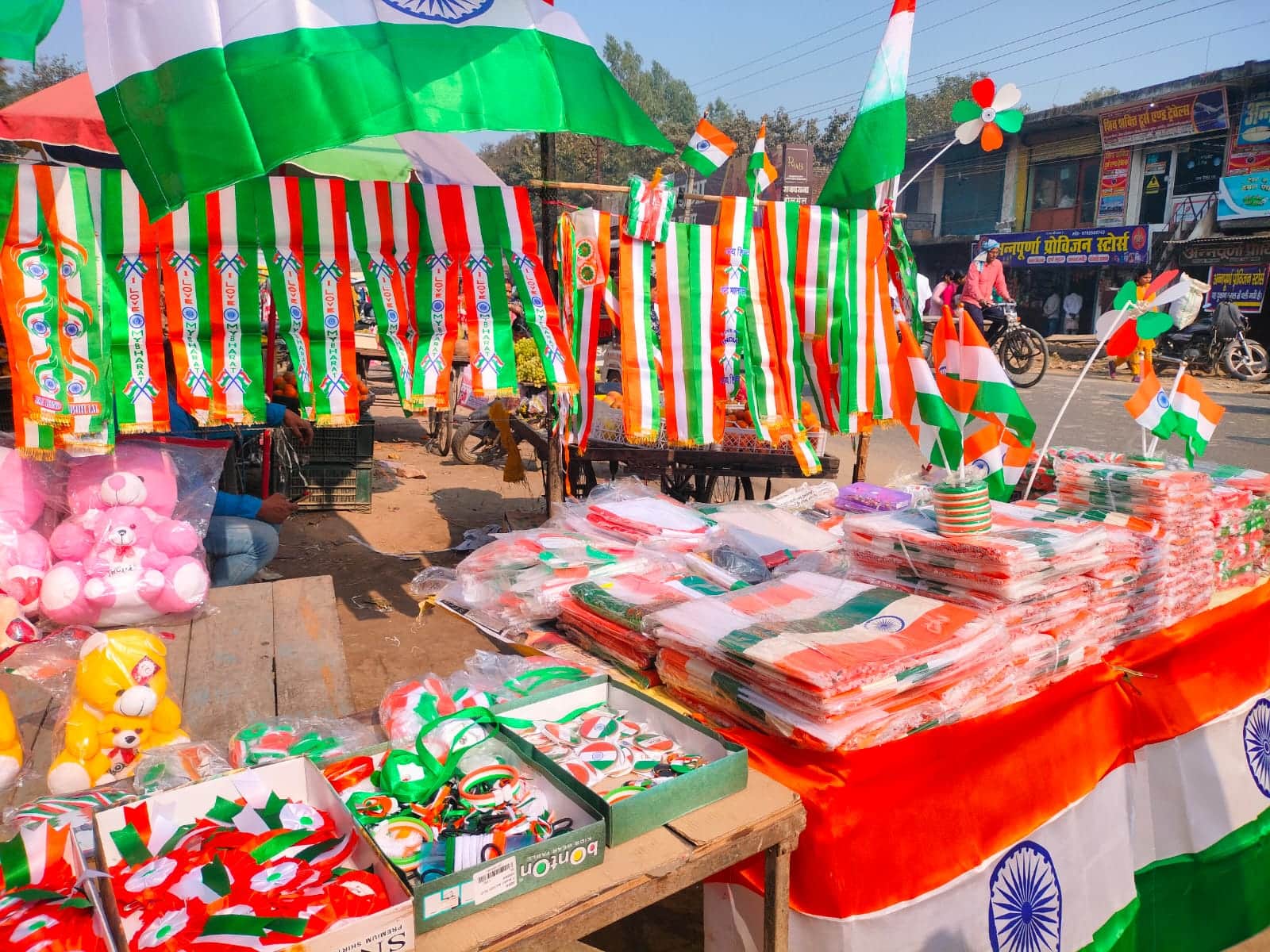 शहर के बाजार में सजी तिरंगे की दुकान।  