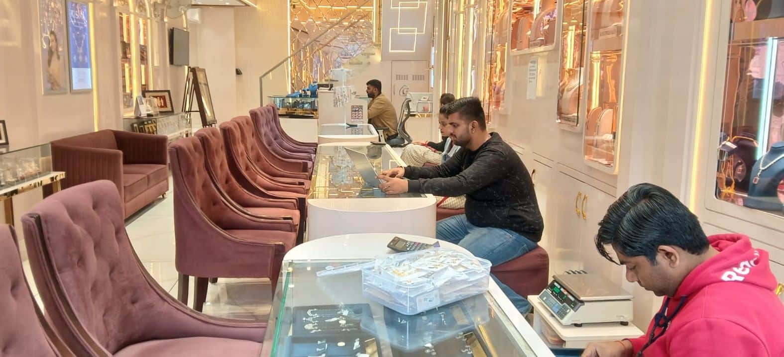 शहर के पंचरास्ता स्थित सराफा शोरूम में पसरा सन्नाटा। 