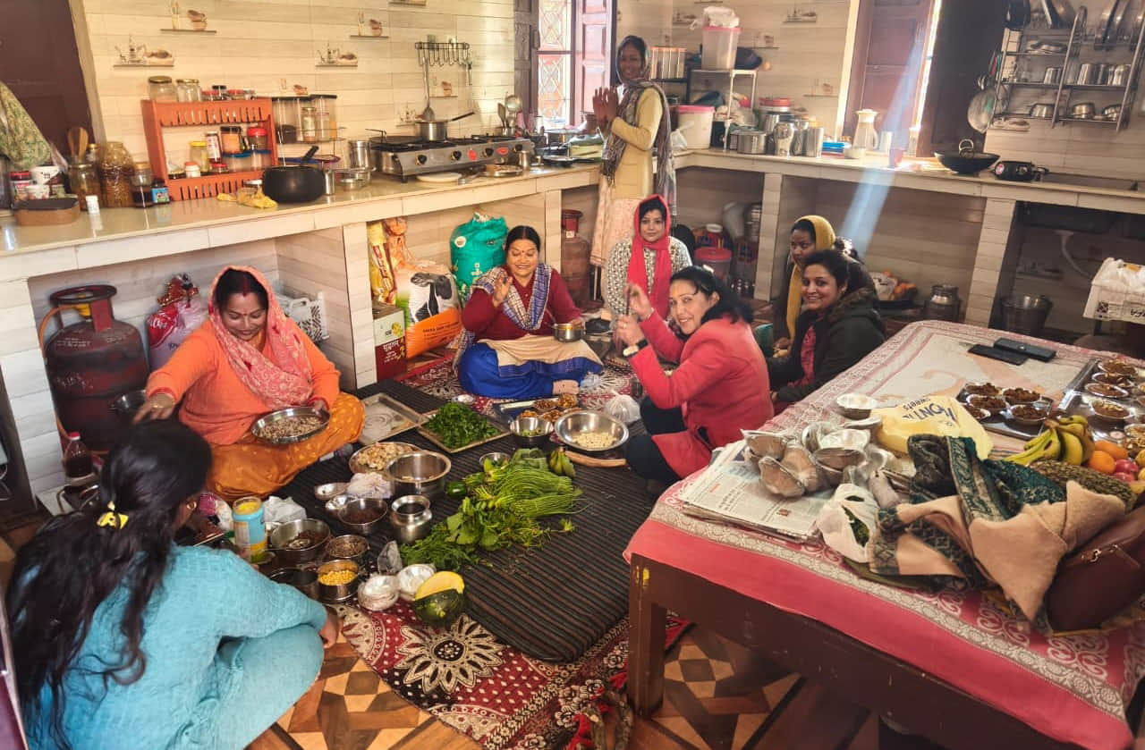 श्रीनगर कमलेश्वर महादेव मंदिर में घृत कमल अनुष्ठान के लिये भगवान भेलेनाथ को गोग तैयार करती महिल