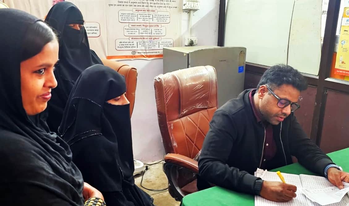 तिलहर स्थित कुंवरगंज पीएचसी में मरीज की जांच कर दवा लिखते डॉ.अनुराग गुप्ता। संवाद