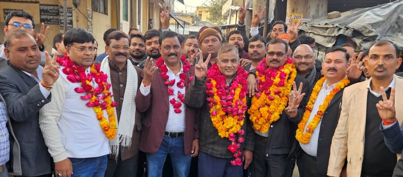 तिलहर तहसील में समर्थकों से घिरे बार एसोसिएशन के नवनिर्वाचित पदाधिकारी। संवाद