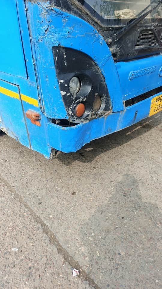 तार से जोड़ी सरकारी बस की हेडलाइट। संवाद