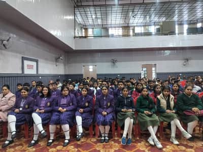 टाउन हॉल हमीरपुर में आयोजित खिलाड़ी सम्मान समारोह में उपस्थित खिलाड़ी। संवाद