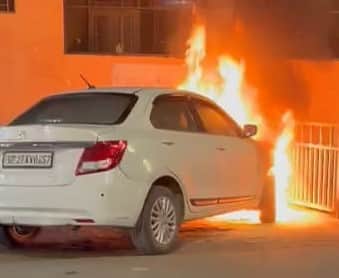 टाउनहाल ओवरब्रिज पर कार में लगी आग। स्रोत: वीडियो ग्रेब