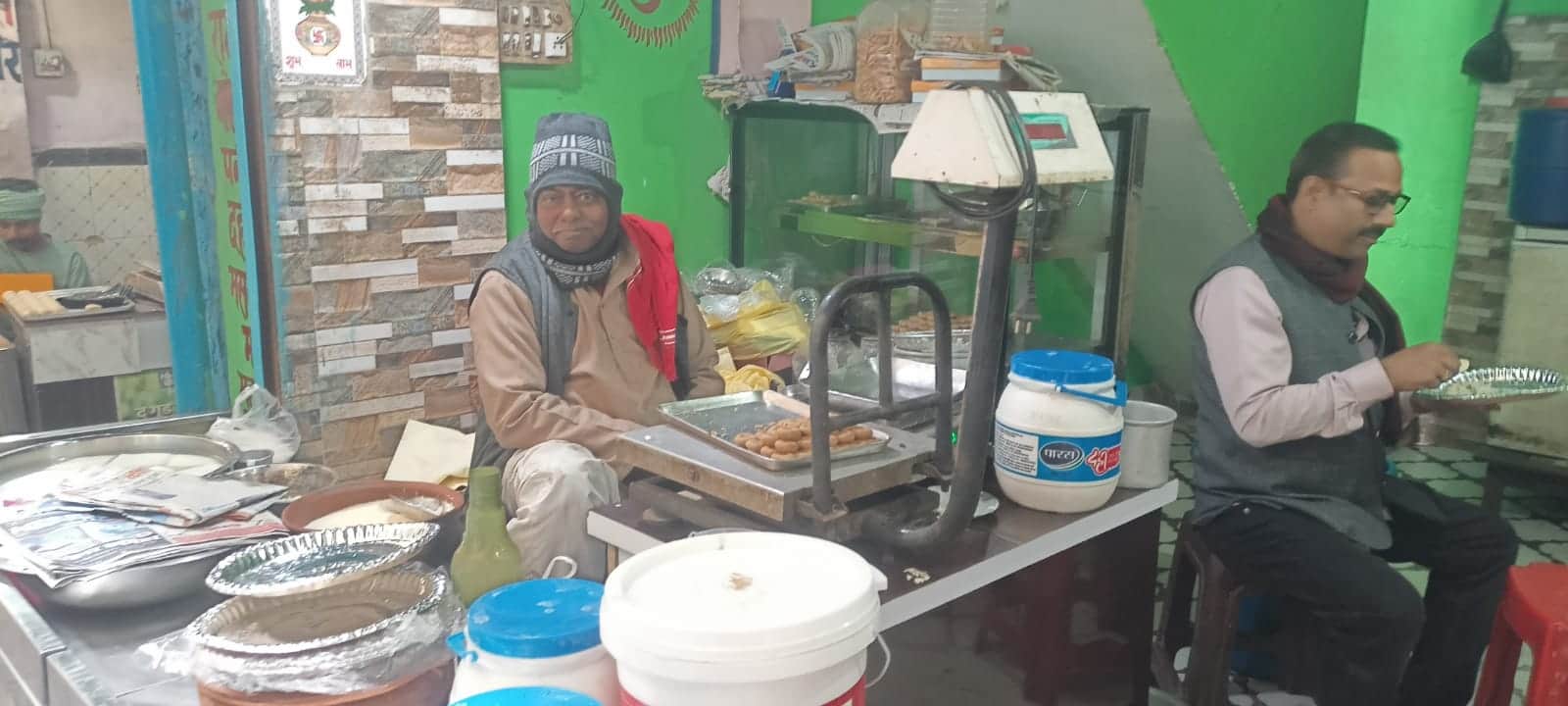 दही हट्टा में सजी दही की दुकान, फोटो संवाद