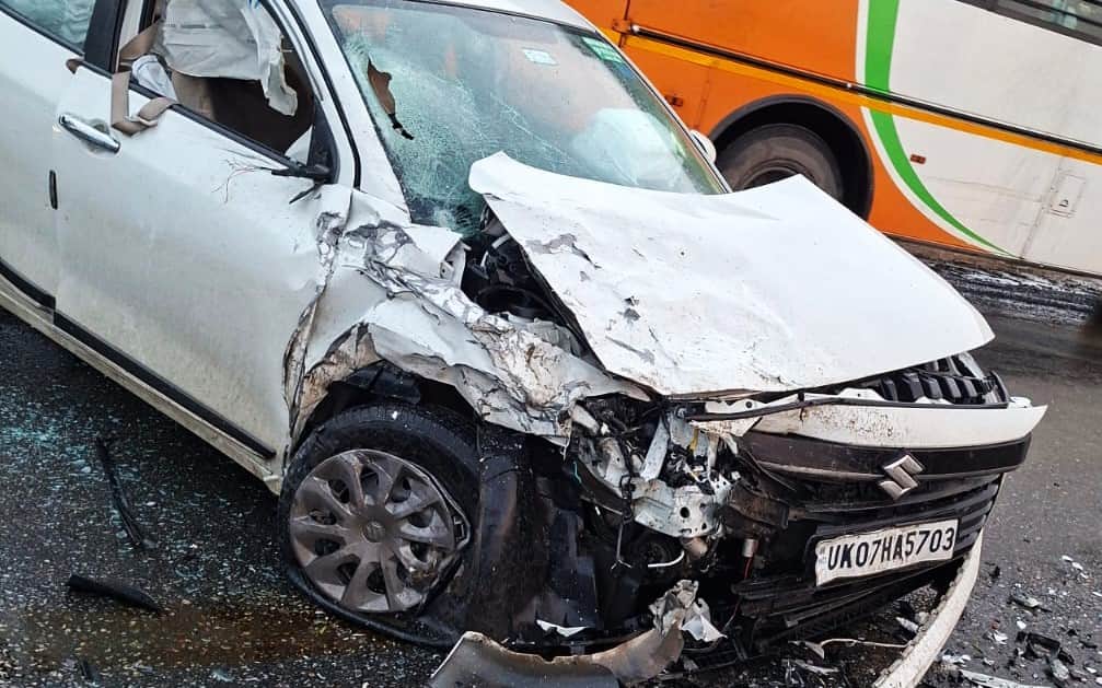 देवबंद में हुए सड़क हादसे में क्षतिग्रस्त कार। संवाद