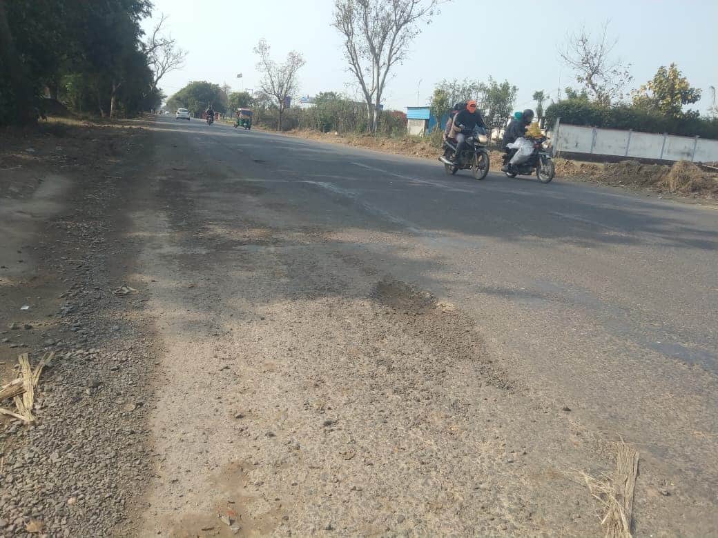 उखड़ा पड़ा स्याना स्टेट हाइवे। संवाद